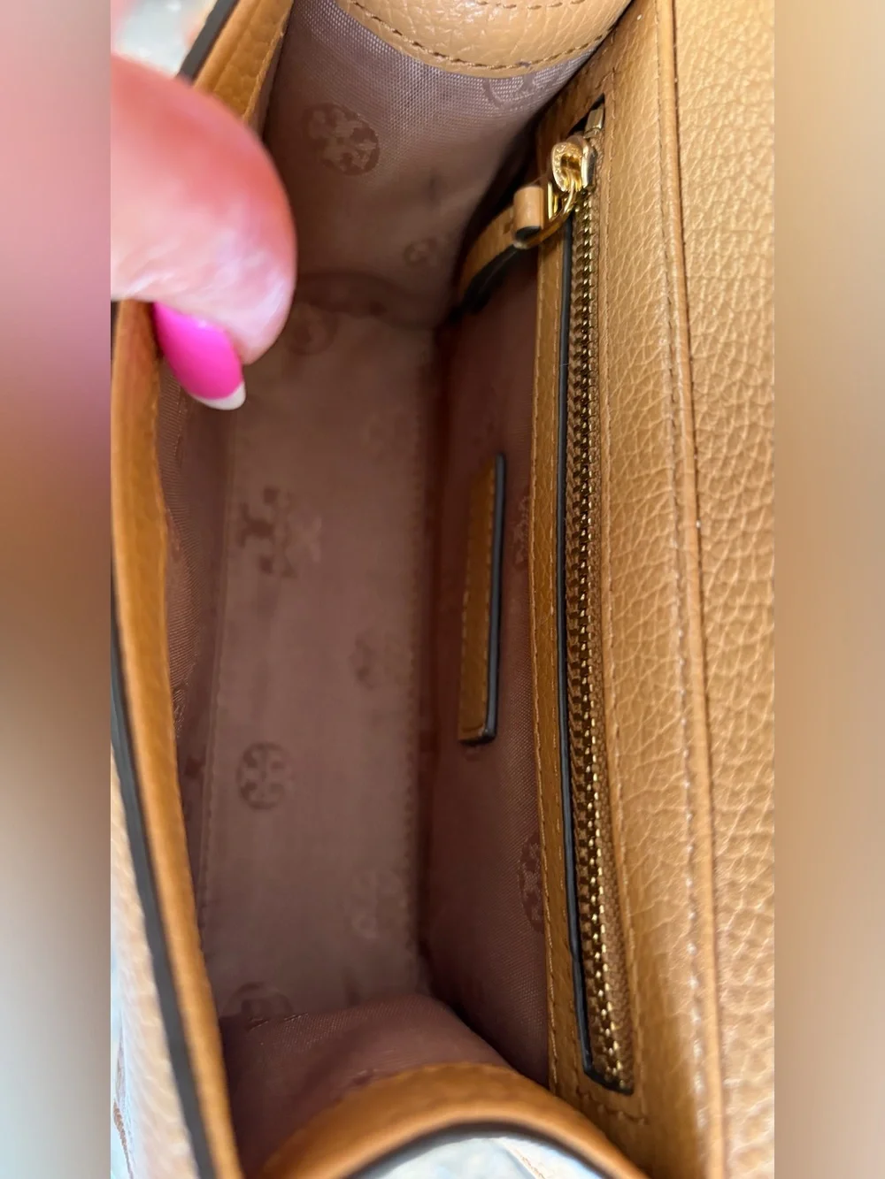 Tory Burch Carter Shrunken Shoulder Bag Tan Pebbled Leather Gold Hardware